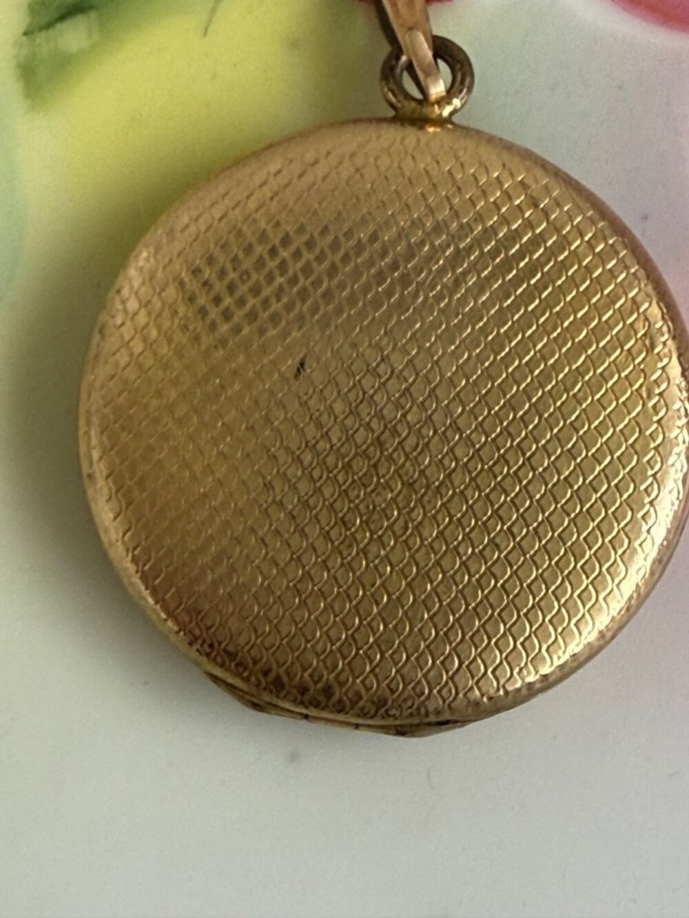 Antique 1920s Round Gold Filled Etched Floral Locket 1 1/8" - Picture 3 of 12